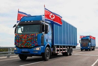 Trak Korea Utara melintasi Jambatan Yakov Novichenko yang menghubungkan kedua-dua negara. - Foto Agensi