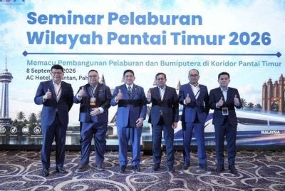 (Dari kiri) Pengarah Eksekutif (Fasilitasi Pelaburan) MIDA, Mohd Riduan Abd. Rahman; Pengarah Unit Perancang Ekonomi Negeri Kelantan, Wan Zulfadli Syahman Wan; Pegawai Pelaburan Perniagaan Negeri Pahang, Datuk Kamarul’arifin Ahmad @ Abd Rahman; Sikh Shamsul; Pengurus Unit Invest Terengganu, Mohd Fadhli Jusoh; dan Pengarah Eksekutif (Penggalakan Pelaburan) MIDA, Faizal Jalaludin pada Seminar Pelaburan Wilayah Pantai Timur 2026 di AC Hotel by Marriott di sini pada Selasa.