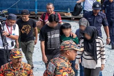 Enam individu termasuk dua kanak-kanak yang dilaporkan hilang ketika menyertai Ekspedisi Trans Gerah di Gunung Gerah, Kelantan, selamat tiba di Jeti Trojan, Tasik Temenggor, Gerik hari ini selepas dibawa keluar dari kawasan berkenaan. - Bernama