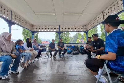 Ahli keluarga berkumpul di IPD Gerik semeentara menanti proses keterangan dilakukan.
