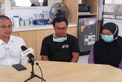 Mohd Fared ( kanan) bertemu dengan ibu bapa Haira di Hospital Sultanah Aminah (HSA) Johor Bahru. 