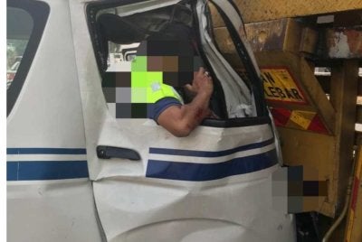 Pemandu van tersepit dalam kemalangan pada Selasa. Foto Metropolitan Fire Deparment Kuala Lumpur