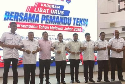 Mohd Fazli (tengah) pada sesi Libat Urus Perkukuh Imej Pemandu Teksi Sempena Tahun Melawat Johor 2026 di Pusat Penerangan Pelancongan Negeri Johor pada Selasa.