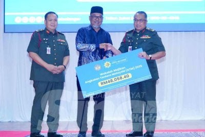 Mohd Khaidzir (tengah) menyerahkan pulangan Wakalah Majikan berjumlah RM48,058.40 kepada ATM diwakili Ketua Pengarah Kerohanian Islam ATM (KAGAT), Mejar Jeneral Datuk Mohd Rashidi Bujai (kanan). Foto: Mohd Halim Abdul Wahid