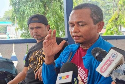 Shafiee (kanan) bersama Hazman ketika ditemui pemberita.
