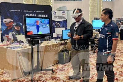 Pameran berteknologi tinggi yang ditunjukkan di simposium. 