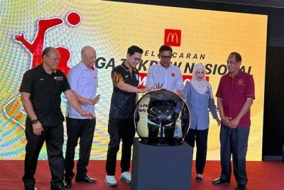 Mohammed Taufiq (tiga dari kiri) dan Azmir (tiga dari kanan) melakukan simbolik sempena Majlis Pelancaran Liga Takraw Nasional Mekdi 2026 di McDonald's Pantai Sentral Park di sini pada Selasa.
