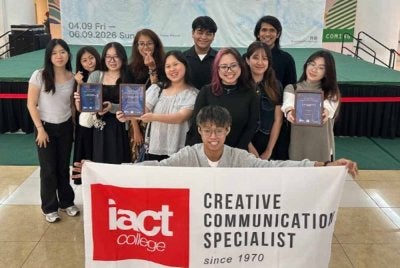 Dari kiri ke kanan: Olivia Liew Wen Li, Esther Loh Zi Yew, Chloe Tan Koh Xin, Ain Syafiqah (Pensyarah), Hayley Zi Yen Barnes, Samuel Lee Zhi Hong, Tan Yik Xuen (Hadapan), Crystal Au Yong Yu Zheng, Faith Chan Xinyi, Amin Affendi (Pensyarah), Lim Xin Rou