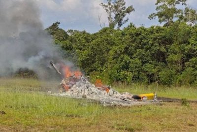Sebuah helikopter membawa lima individu termasuk juruterbang terhempas berhampiran Long Lellang STOLport di Marudi, Sarawak. Foto tular Threads