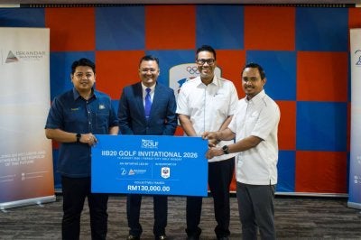 Dari kiri: Encik Muhammad Ali bin Abdul Karim, Penolong Pengarah, Seksyen Komunikasi Strategik, Majlis Sukan Negeri Johor (MSNJ); Yang Berhormat Tuan Haji Mohd Hairi bin Mad Shah, Pengerusi Jawatankuasa Belia dan Sukan, Pembangunan Usahawan dan Koperasi Negeri Johor; Yang Berbahagia Dato’ Idzham Mohd Hashim, Presiden dan Ketua Pegawai Eksekutif Iskandar Investment Berhad; dan Encik Faiz Rahman, Ketua Bahagian Korporat Kumpulan, Iskandar Investment Berhad, pada majlis penyampaian sumbangan berjumlah RM130,000 kepada Majlis Sukan Negeri Johor (MSNJ) bersempena IIB20 Golf Invitational 2026 yang diadakan pada 15 Ogos 2026.