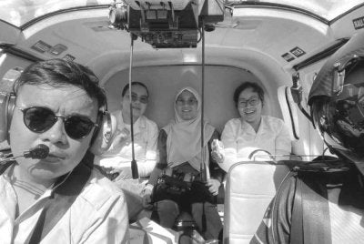 Dr Ainul (belakang, tengah) sebelum tragedi yang meragut nyawanya dan empat lain di kawasan Lapangan Terbang Long Lellang, Ulu Baram, Sarawak pada Selasa.