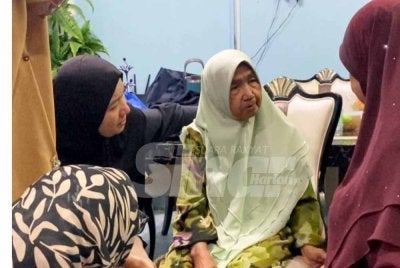 Rogayah menerima kunjungan daripada sanak saudara yang menziarahi keluarga tersebut selepas mendapat tahu tentang kejadian menimpa Dr Ainul di kediaman mereka di Kampung Baung, Pengkalan Chepa, Kota Bharu pada Selasa.