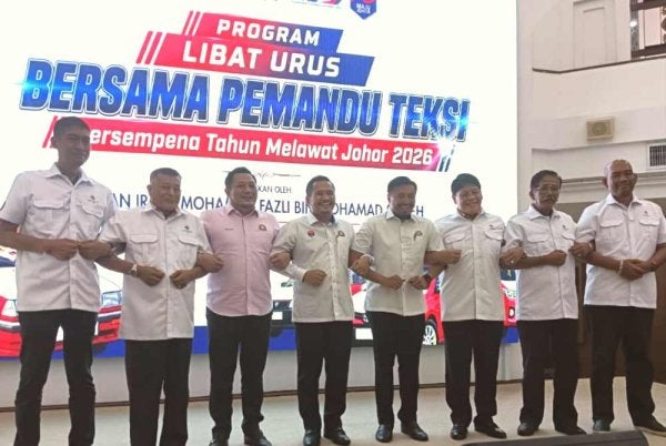 Mohd Fazli (tengah) pada sesi Libat Urus Perkukuh Imej Pemandu Teksi Sempena Tahun Melawat Johor 2026 di Pusat Penerangan Pelancongan Negeri Johor pada Selasa.