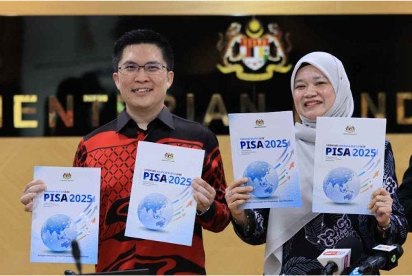 Fadhlina bersama Timbalan Menteri Pendidikan, Wong Kah Woh menunjukkan pelaporan PISA 2025 di Putrajaya hari ini. - Foto: Bernama