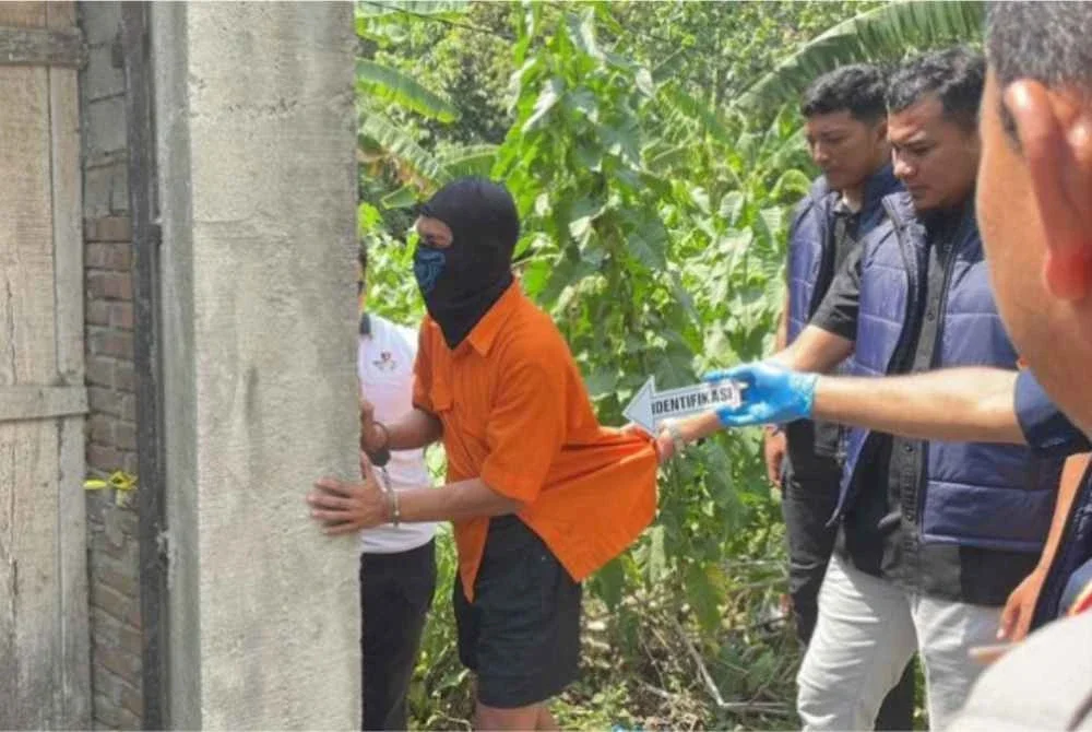 Suspek ketika dibawa semula ke lokasi pembunuhan. Foto: DetikSulsel