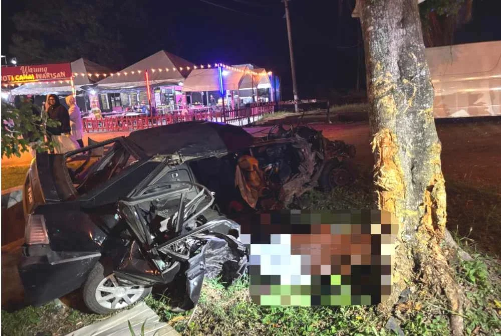 Keadaan kereta dinaiki mangsa yang remuk setelah terbabas melanggar pokok di Kilometer 134 Jalan Kuantan-Johor Bahru pada Selasa. Foto Polis Rompin