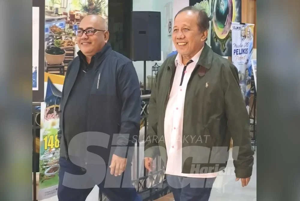 Ismail (kanan) selepas selesai Mesyuarat Exco di sebuah hotel di Seremban.