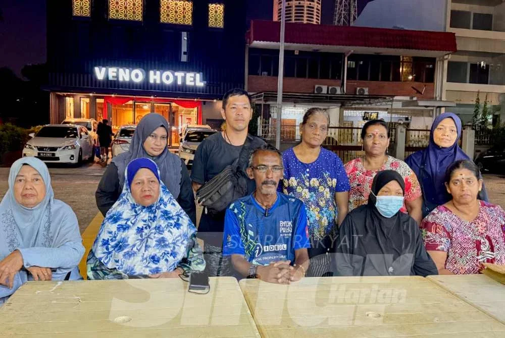 Pannir (duduk, tengah) bersama beberapa penduduk PPR Taman Manggis yang menghadiri sidang media pada malam Selasa.