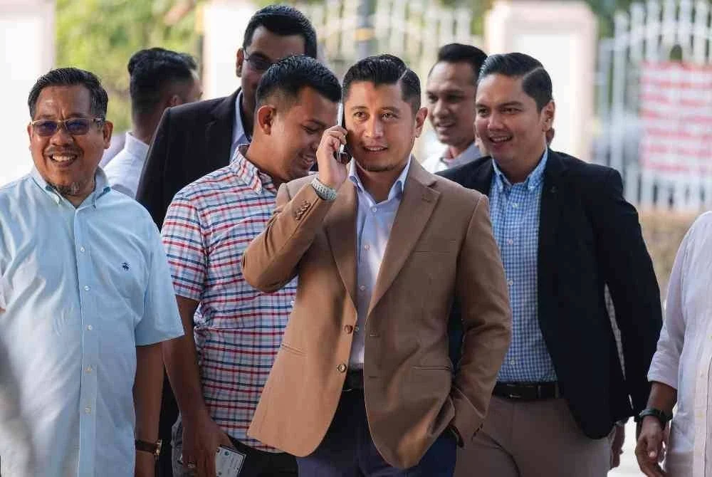 Ahli Dewan Undangan Negeri (ADUN) Gombak Setia Muhammad Hilman Idham (dua, kanan) dilepas dan dibebaskan oleh Mahkamah Majistret hari ini daripada pertuduhan membuat kenyataan didakwa boleh menimbulkan kegentaran awam menerusi aplikasi TikTok, tahun lepas. Foto Bernama