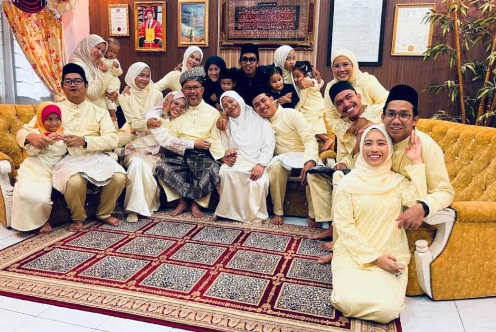 Gambar kenangan Bee Sham (duduk, empat dari kiri) bersama isteri dan anak-anak termasuk Zainol Afiq (paling kanan).