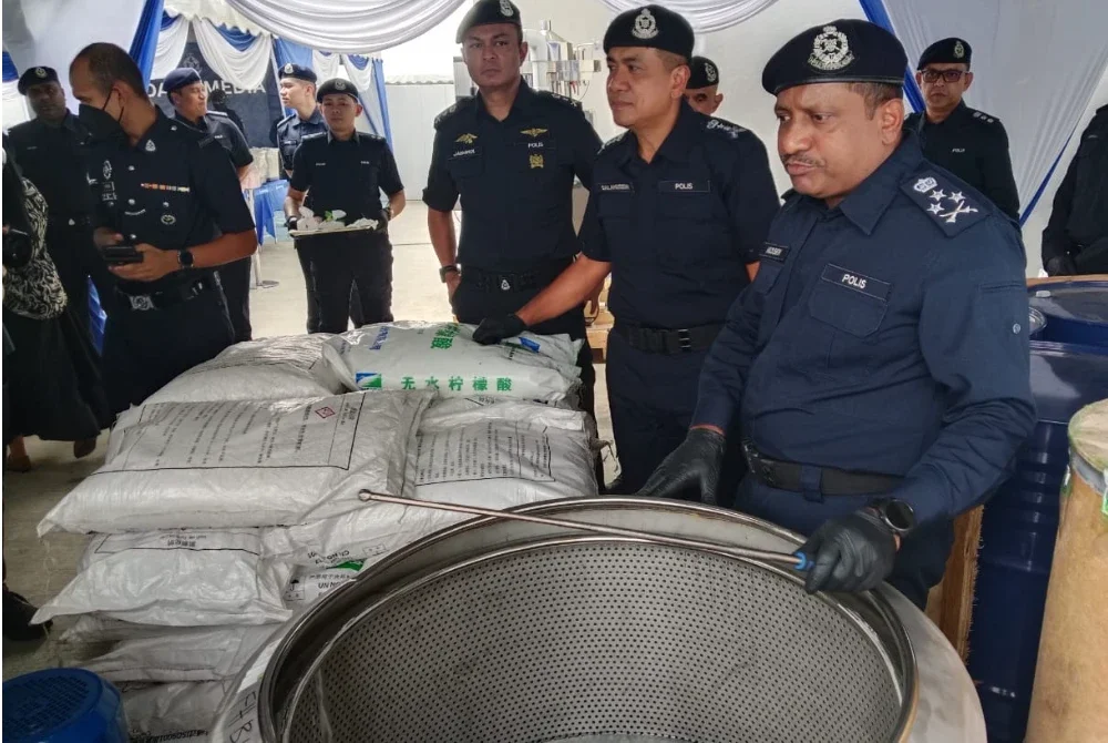 Antara peralatan memproses dadah yang dirampas.