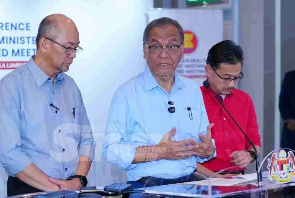 Menteri Kesihatan, Datuk Seri Dr Dzulkefly Ahmad (tengah) bercakap dalam sidang media khas berkaitan nahas helikopter Perkhidmatan Doktor Udara (FDS) di sebuah hotel di sini pada Rabu. Turut bersama Ketua Pengarah Kesihatan, Datuk Dr Mahathar Abd Wahab (kiri). FOTO: SINAR HARIAN / MOHD HALIM ABDUL WAHID
