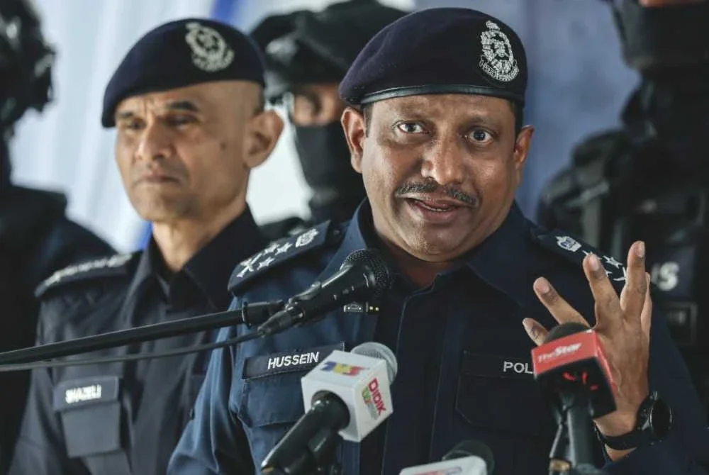 Hussein bercakap ketika sidang media mengenai kejayaan JSJN dalam membongkar makmal haram memproses dadah dan menumpaskan sindiket pengedaran dadah tempatan dan antarabangsa bernilai RM 2.41 billion di Jalan Eko Perindustrian, Puncak Alam pada Rabu. Foto Bernama