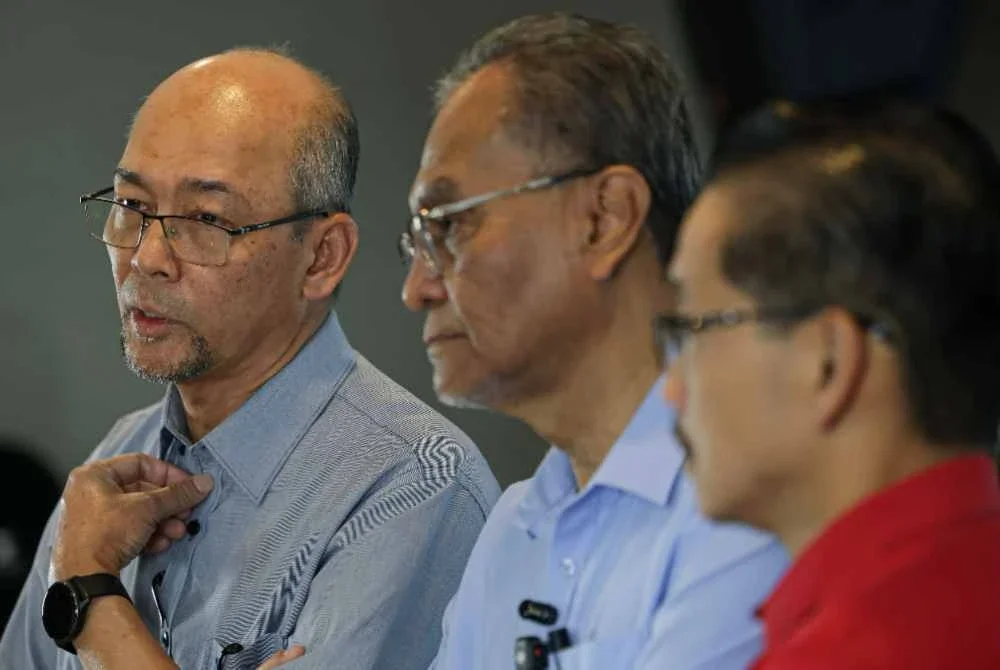 Dr Mahathar (kiri) pada sidang media khas berhubung insiden helikopter FDS KKM yang terhempas di Long Lellang, Sarawak pada Selasa. Foto Bernama
