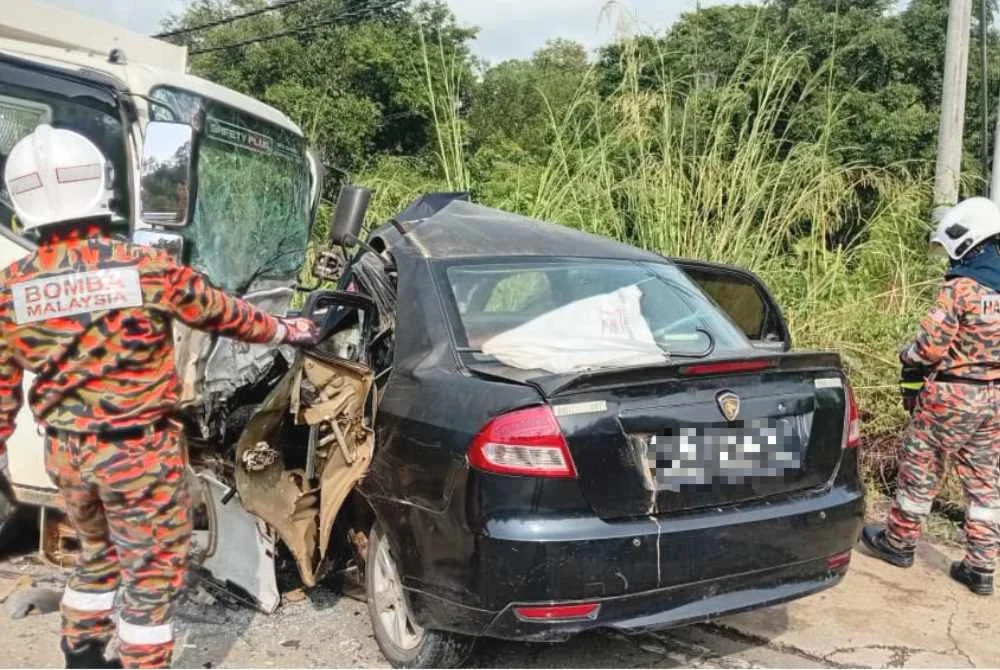 Pasukan bomba menjalankan operasi menyelamat selepas menerima maklumat kemalangan melibatkan kereta dan lori di Kampung Gambaron, Telupid.