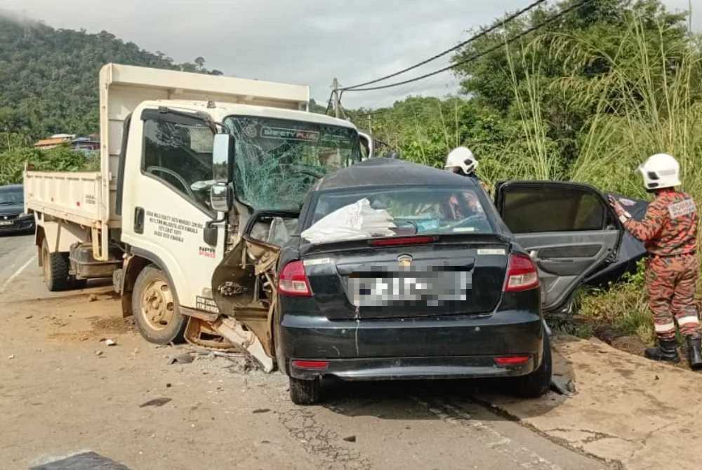 Keadaan kedua-dua kenderaan selepas bertembung Kampung Gambaron, Telupid.