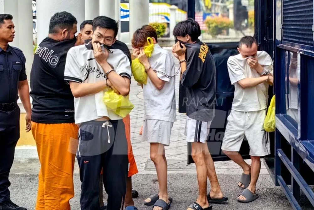 Mengikut pertuduhan, mereka didakwa bersama-sama telah menyertai rusuhan yang mana ketika rusuhan itu memiliki benda yang boleh memudaratkan apa-apa senjata maut yang boleh digunakan sebagai senjata untuk menyerang.
