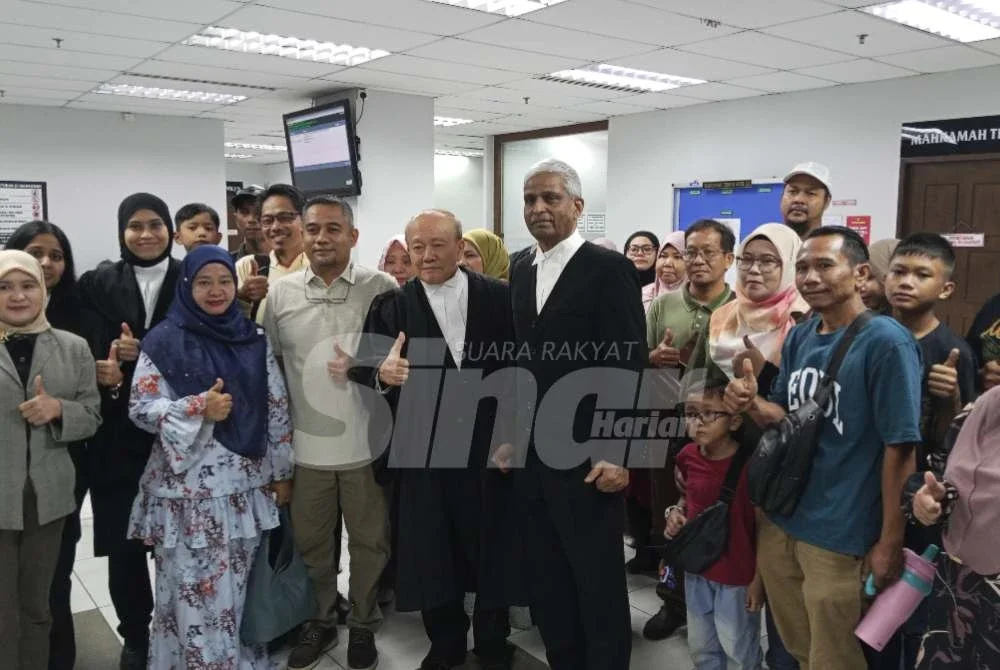 Kamarudin ( tiga dari kanan) bersama plantif kes pencemaran Sungai Kim-kim di Mahkamah Tinggi Sivil Johor Bahru.
