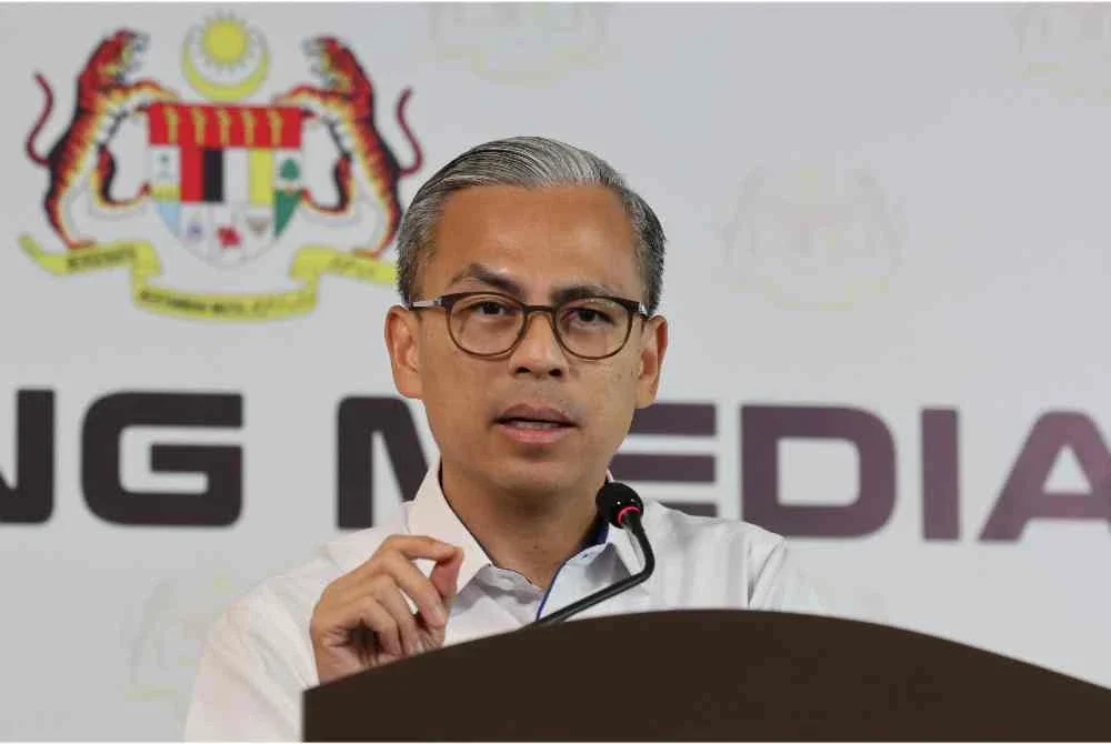 Fahmi Fadzil bercakap pada sidang akhbar mingguan Kabinet di Menara Komunikasi hari ini. - Foto: Bernama