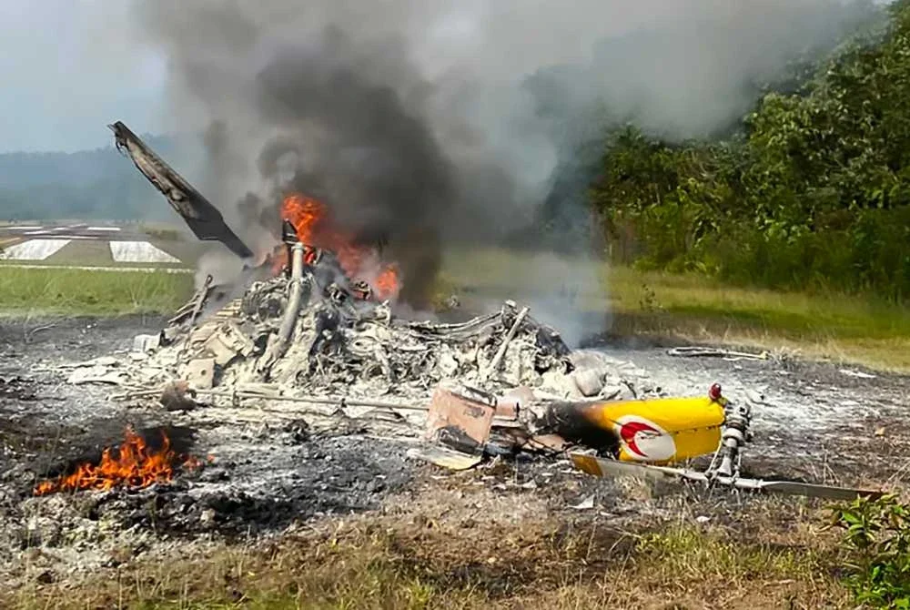 - Sebuah helikopter BO-105 yang membawa lima penumpang termasuk juruterbang terhempas berdekatan Long Lellang Short Take-Off and Landing Airport (STOLport), kira-kira 929 kilometer dari Kuching pada Selasa. Foto Bernama