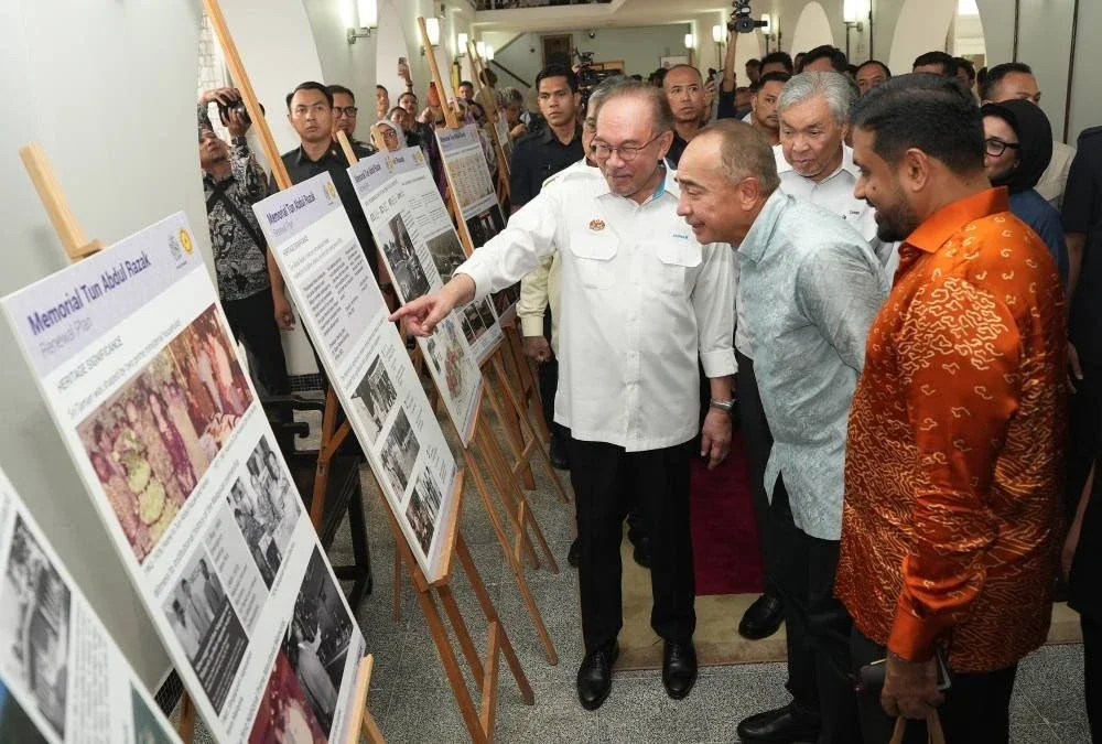 Anwar (kiri) bersama Ahmad Zahid (belakang) dan Nazir (dua dari kanan) meluangkan masa melawat Memorial Tun Abdul Razak di Sri Taman, pada Selasa.