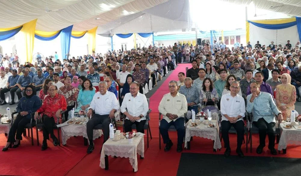 Anwar bersama Ahmad Zahid dan Aaron pada Program Mengenang Negarawan Tun Abdul Razak yang diadakan di Memorial Tun Abdul Razak padaSelasa.