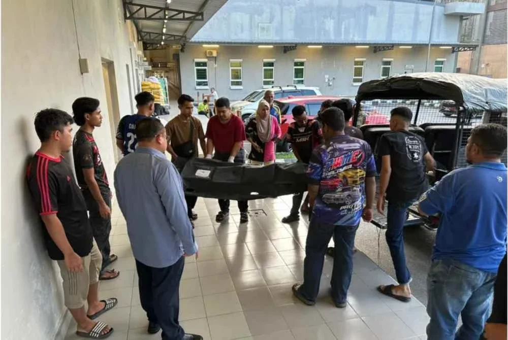 Mayat mangsa yang dibawa ke hospital oleh pihak polis FOTO: Facebook Hilmi Abdullah