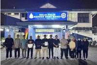 Pemuda Harapan Bangi membuat laporan polis pada Selasa. FOTO: Threads Syahredzan Johan.