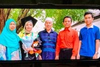 Kamarudin Salleh, bapa kepada salah seorang penumpang helikopter yang terhempas berhampiran Long Lellang, Sarawak, Dr. Ainul Baroah, menunjukkan gambar anaknya (dua, kiri) bersama ahli keluarga ketika ditemui pemberita di kediamannya di Kampung Baung, Pengkalan Chepa di sini malam ini.