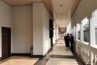 Keadaan di luar Mahkamah Sesyen pada Rabu.
