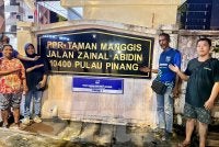 Pannir (dua dari kanan) bersama penduduk di hadapan PPR Taman Manggis.