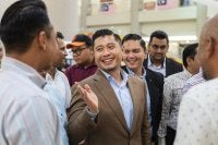 Ahli Dewan Undangan Negeri (ADUN) Gombak Setia Muhammad Hilman Idham (tengah) dilepas dan dibebaskan oleh Mahkamah Majistret hari ini daripada pertuduhan membuat kenyataan didakwa boleh menimbulkan kegentaran awam menerusi aplikasi TikTok, tahun lepas. Foto Bernama