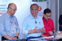 Menteri Kesihatan, Datuk Seri Dr Dzulkefly Ahmad (tengah) bercakap dalam sidang media khas berkaitan nahas helikopter Perkhidmatan Doktor Udara (FDS) di sebuah hotel di sini pada Rabu. Turut bersama Ketua Pengarah Kesihatan, Datuk Dr Mahathar Abd Wahab (kiri). FOTO : SINAR HARIAN / MOHD HALIM ABDUL WAHID