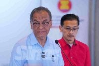 Menteri Kesihatan, Datuk Seri Dr Dzulkefly Ahmad (tengah) bercakap dalam sidang media khas berkaitan nahas helikopter Perkhidmatan Doktor Udara (FDS) di sebuah hotel di sini pada Rabu. Turut bersama Ketua Pengarah Kesihatan, Datuk Dr Mahathar Abd Wahab (kiri). FOTO : SINAR HARIAN / MOHD HALIM ABDUL WAHID