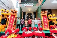 Dari kiri: YB Samuel Lee, Timbalan Ketua Pengarah (Promosi II) Tourism Malaysia; YBhg. Dato' Seri Saiful Nizam Mohd. Yusoff, Pengarah Urusan Menara Rezeki Sdn. Bhd.; YBhg. Datuk Wira Brian Chow, Pengerusi Chinatown 1974 dan Pengasas iME Entertainment Group Asia; YB Datuk Seri Johari Abdul Ghani, Menteri Pelaburan, Perdagangan dan Industri (MITI) merangkap Ahli Parlimen Titiwangsa; Y.A.M. Tengku Datin Paduka Setia Zatashah binti Sultan Sharafuddin Idris Shah, puteri Sultan Selangor; Tan Sri Dato' Seri Mohd. Annuar Zaini, Pengerusi UDA Holdings Berhad; dan Datin Seri Dato' Nurulhidayah.
