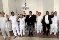 Peguam, Kamal Hisham Jaafar bersama anak-anak guamnya gembira selepas Mahkamah Tinggi melepas dan membebaskan semua tertuduh daripada edar dadah.