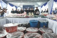 Hussein menunjukkan barangan rampasan pada sidang media mengenai kejayaan JSJN dalam membongkar makmal haram memproses dadah dan menumpaskan sindiket pengedaran dadah tempatan dan antarabangsa bernilai RM 2.41 billion di Jalan Eko Perindustrian, Puncak Alam pada Rabu. Foto Bernama