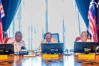 Fadillah (kanan) kembali menghadiri Mesyuarat Jemaah Menteri selepas menjalani pembedahan pintasan jantung dan berehat sepanjang tempoh cuti sakit. - Foto: FB Fadillah Yusof