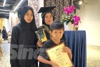 Zawiah (kanan) bersama dua anaknya. Foto: ADILA SHARINNI WAHID