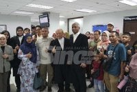Kamarudin ( tiga dari kanan) bersama plantif kes pencemaran Sungai Kim-kim di Mahkamah Tinggi Sivil Johor Bahru.